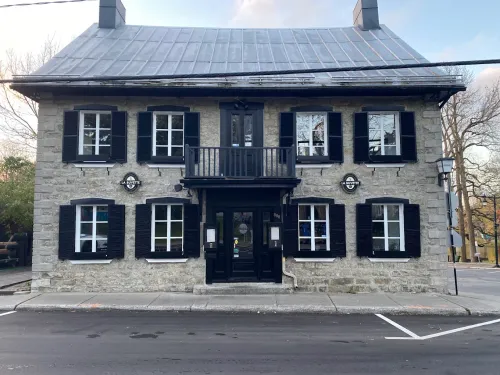 Peinture extérieure d'un bâtiment commercial en pierre