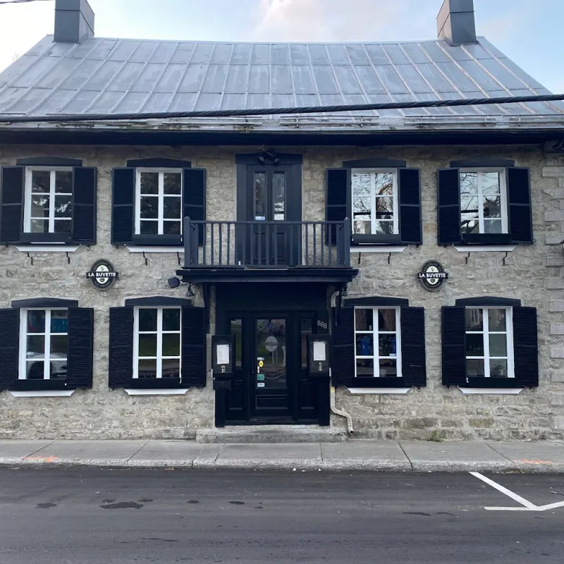 Peinture extérieure d'un bâtiment commercial en pierre, après