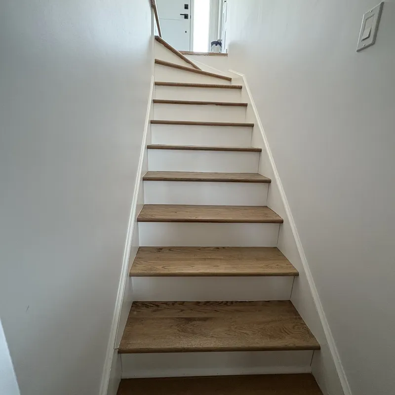 Le même escalier avec contremarches et limons peints en blanc