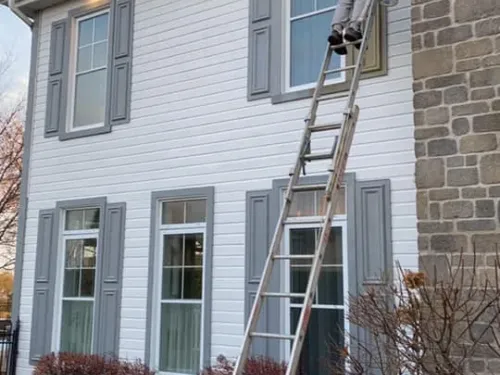 Peinture extérieure d'une maison grise, volets sur mesure