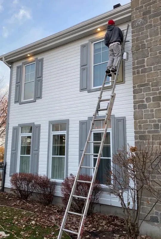 Peinture extérieure d'une maison grise, volets sur mesure, après