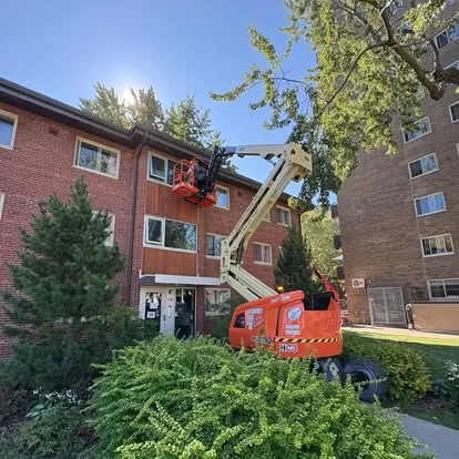 Peinture extérieure d'un immeuble à logements à Laval, après