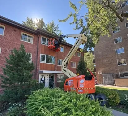 Peinture extérieure d'un immeuble à logements à Laval