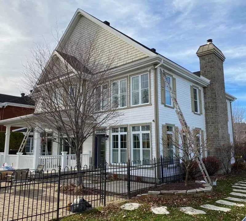 Peinture extérieure d'une maison à revêtement blanc, après