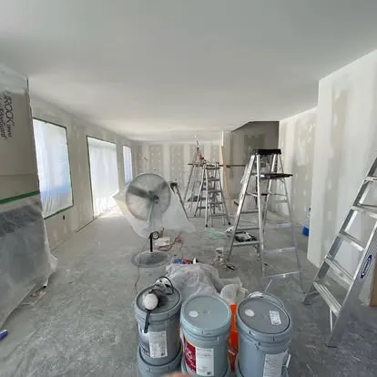 Rafraîchissement peinture d'une cuisine blanche, avant